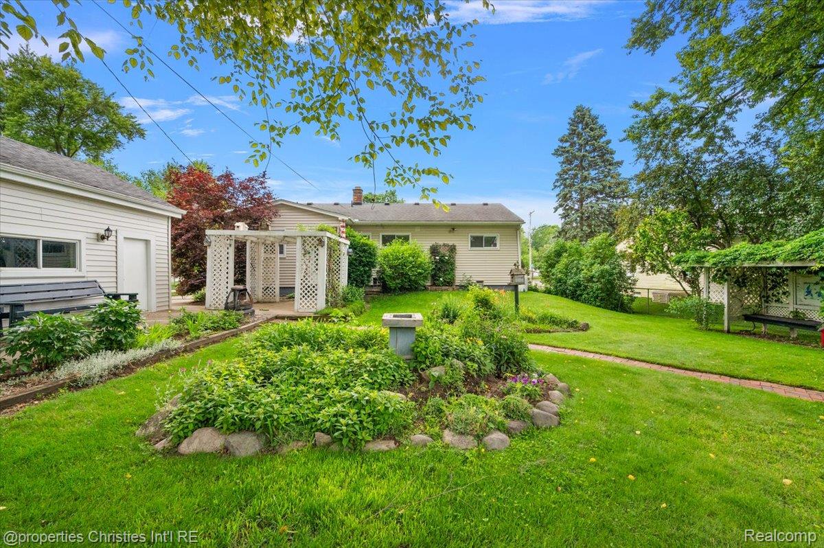 735 Novi Street