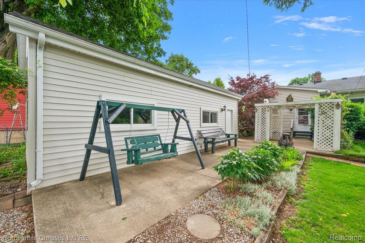 735 Novi Street