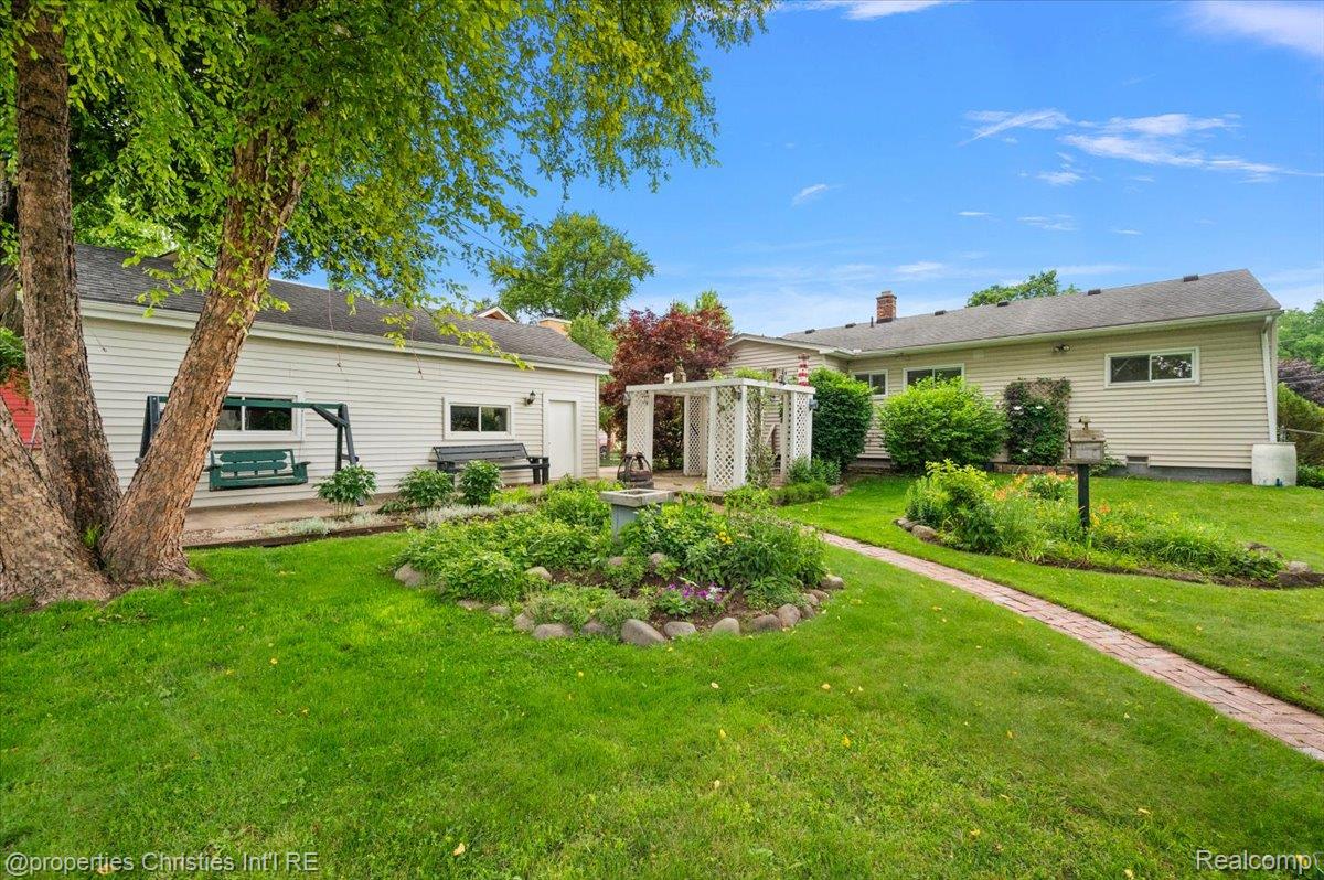 735 Novi Street