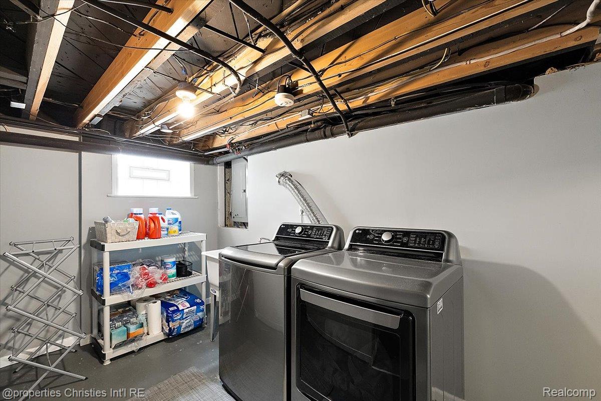 1033 Maplegrove AVE