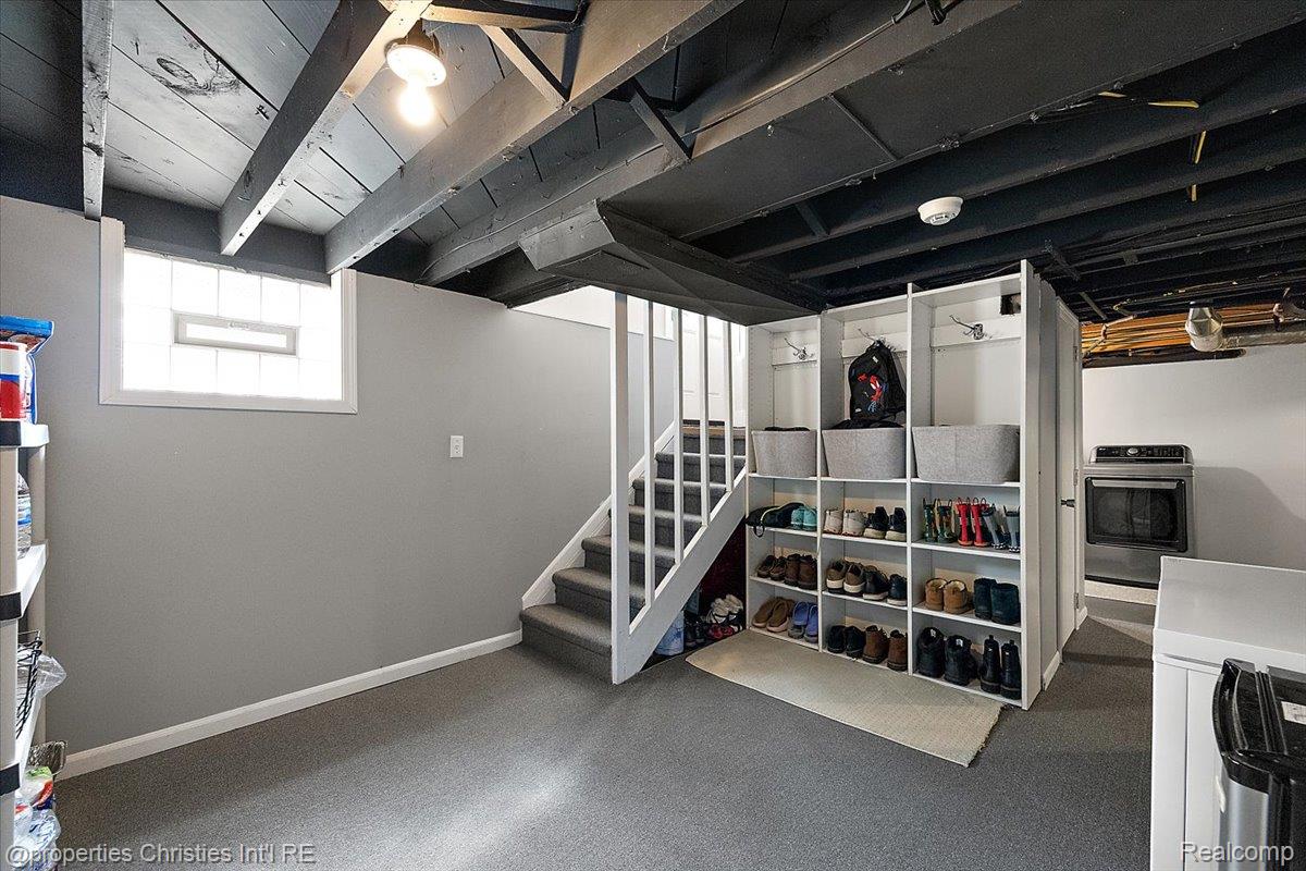 1033 Maplegrove AVE