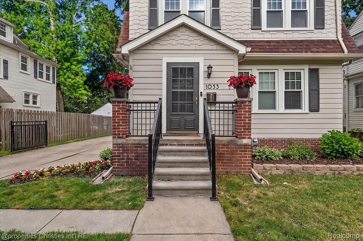 1033 Maplegrove AVE