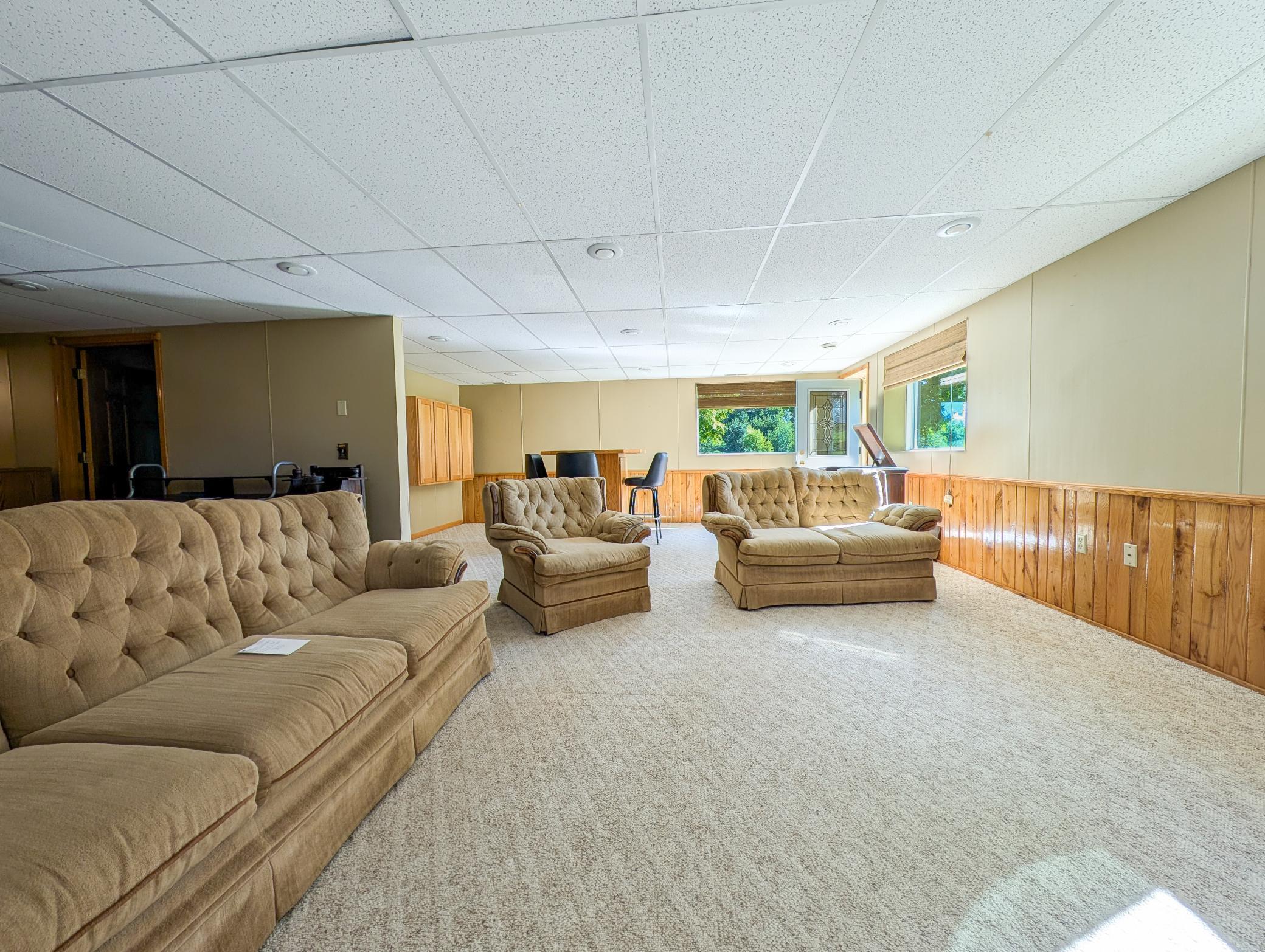 202 Railway Avenue N