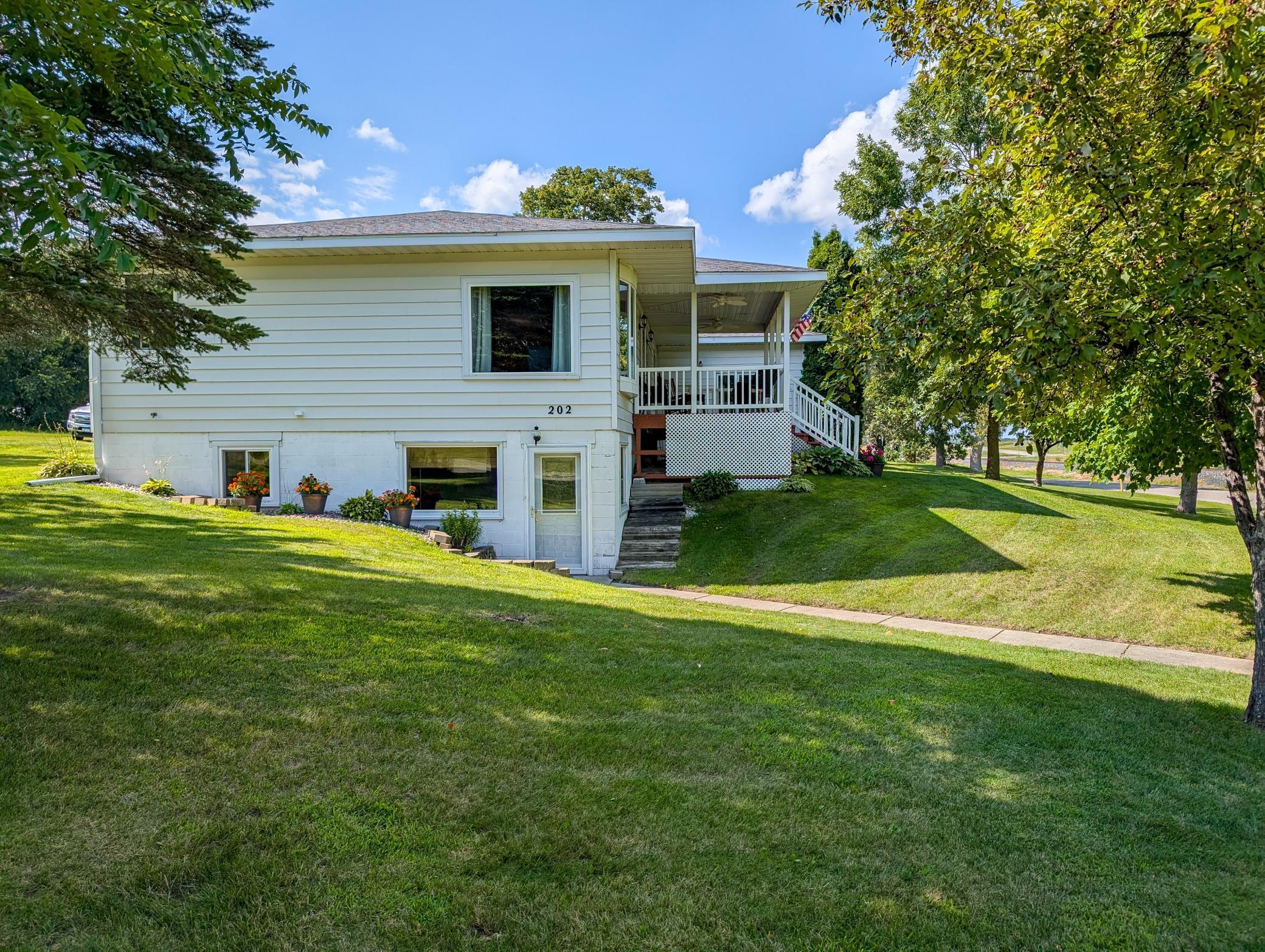 202 Railway Avenue N