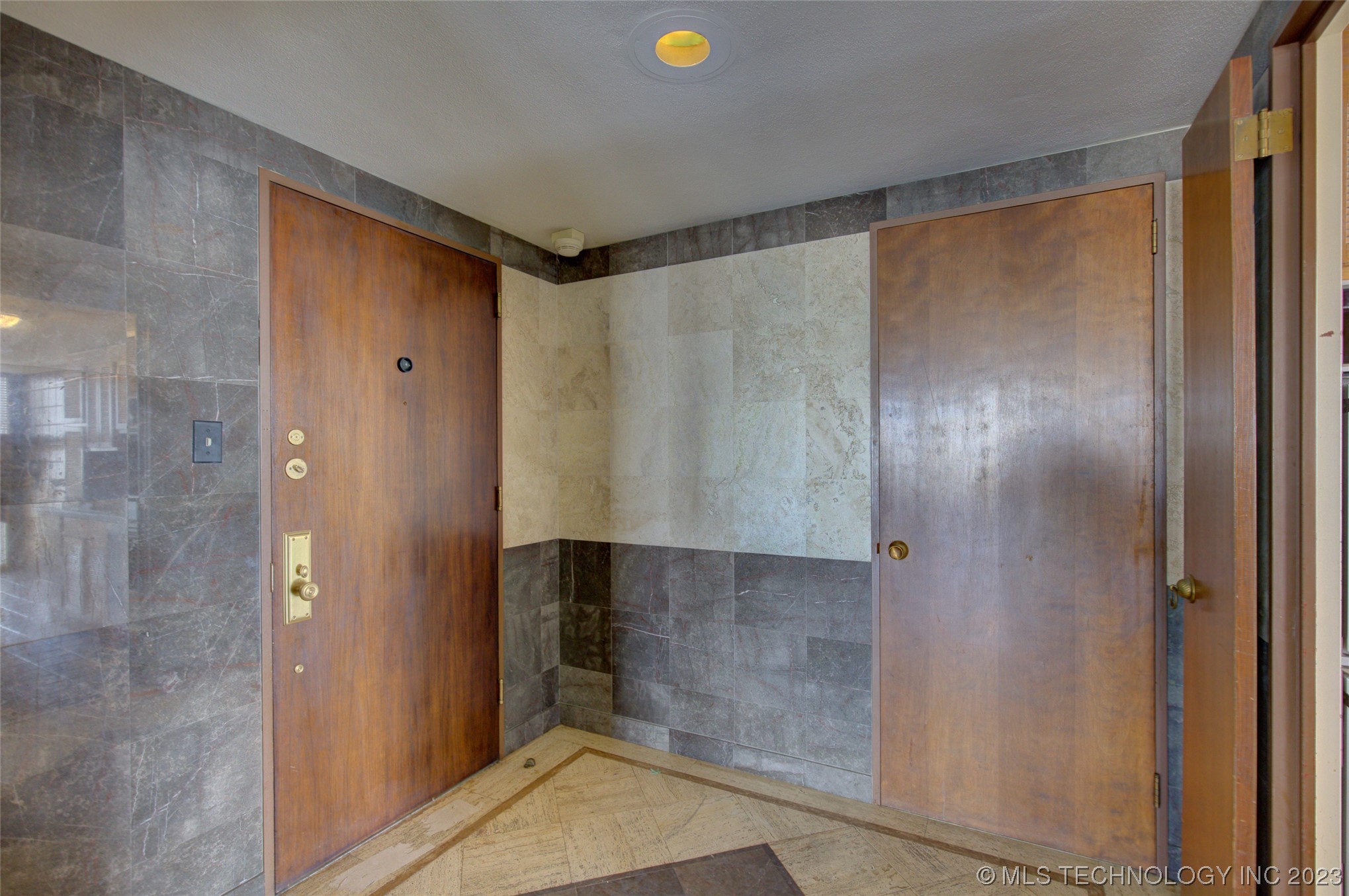 2300 S Riverside Drive 17G