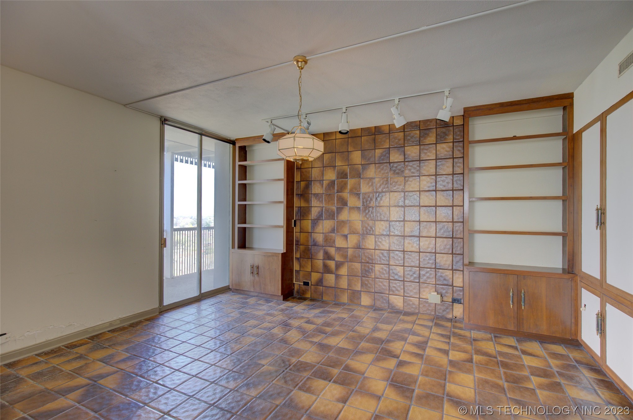 2300 S Riverside Drive 17G