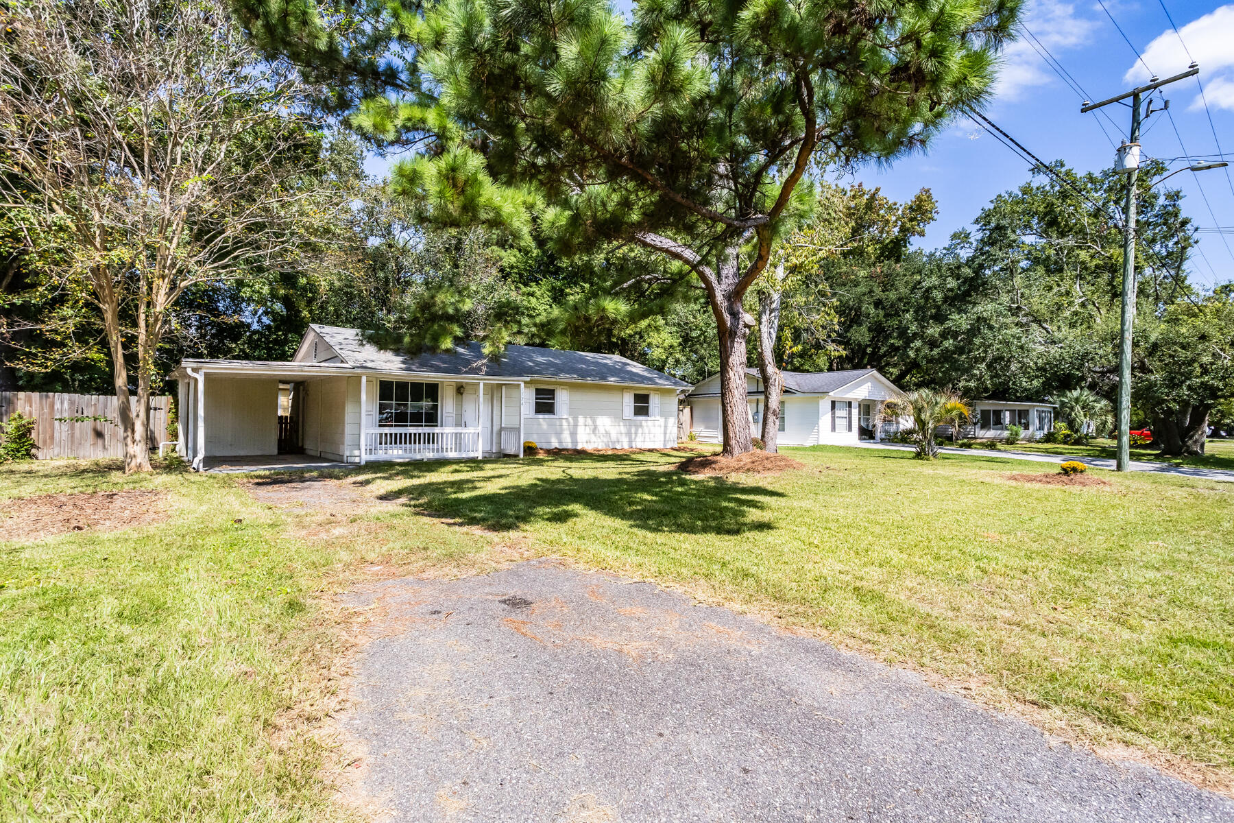 1534 W Robinhood Drive