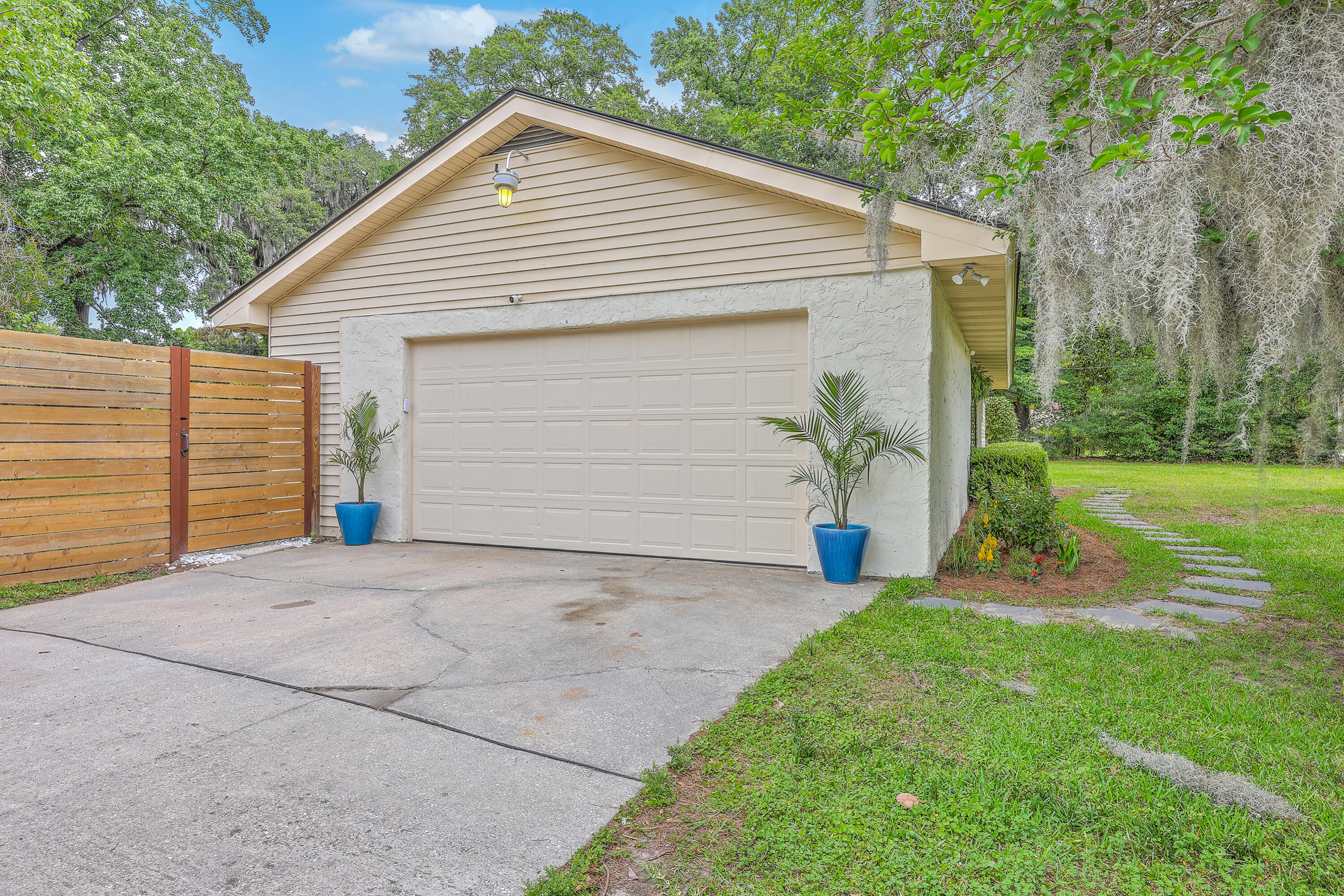 1350 Mosstree Road