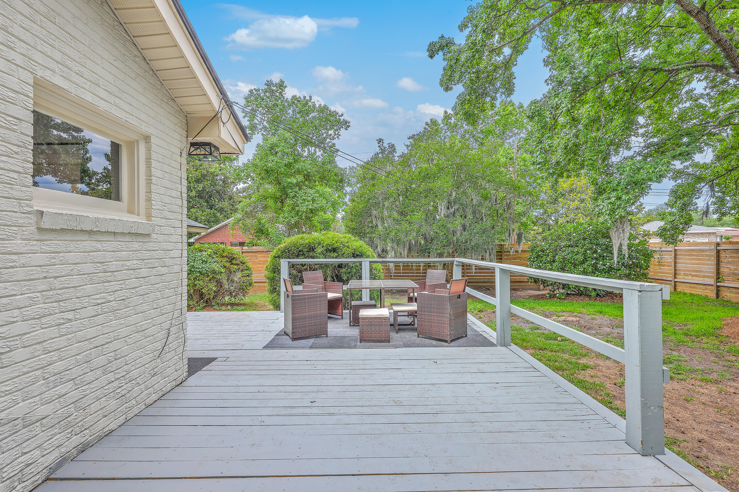1350 Mosstree Road