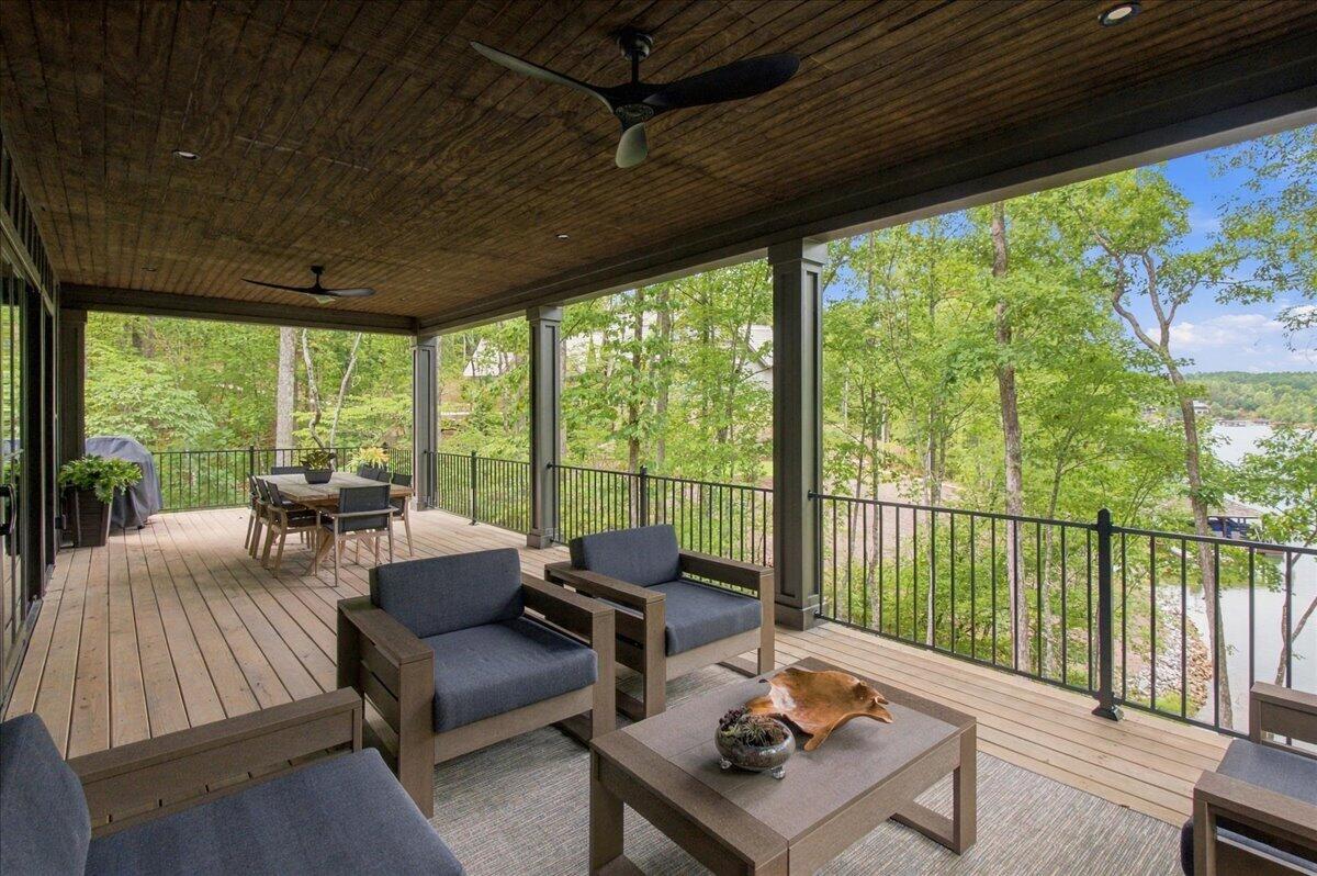 6 Featherstone Court