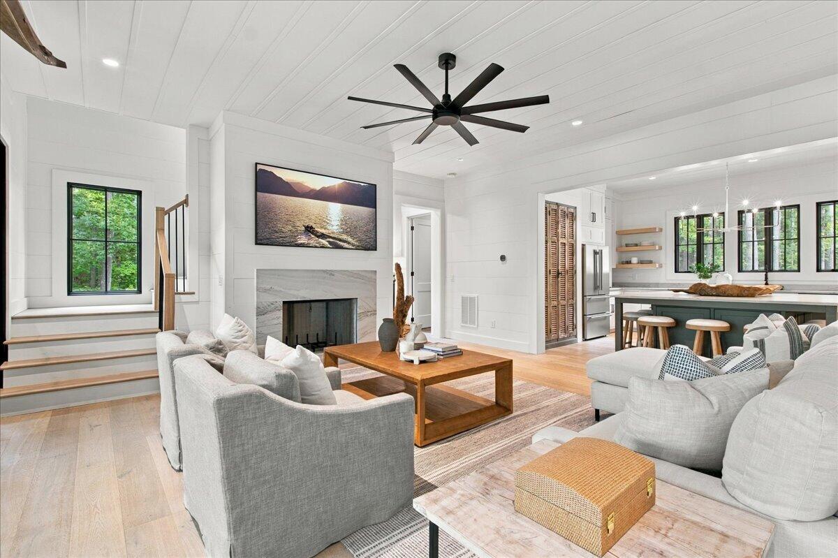 6 Featherstone Court