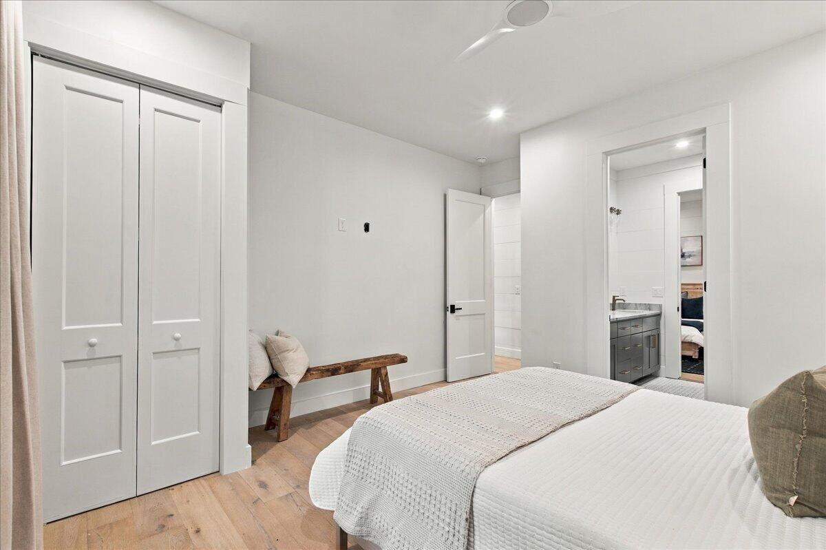 6 Featherstone Court