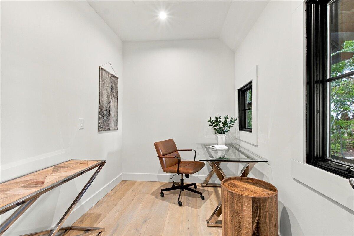 6 Featherstone Court
