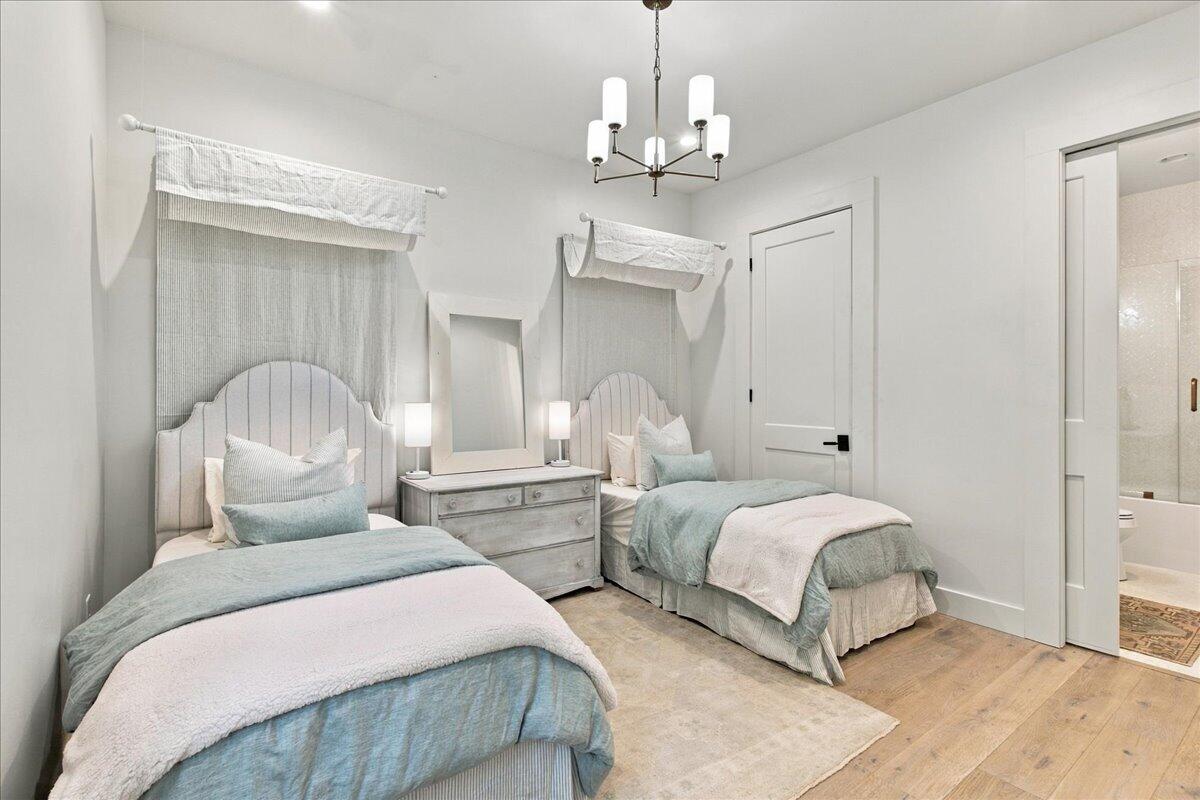 6 Featherstone Court