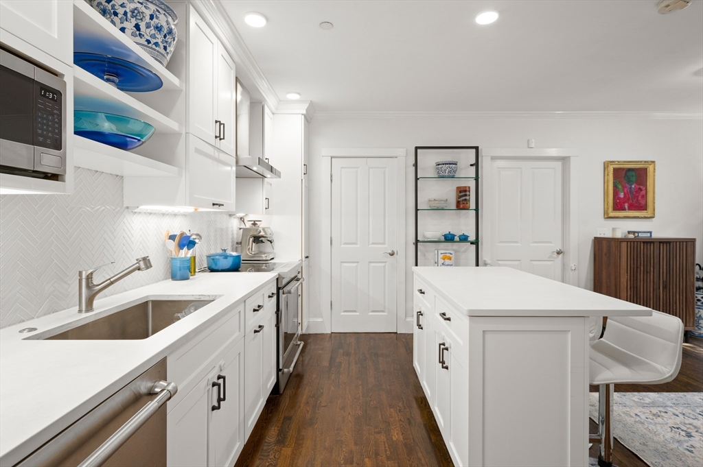 A Gorgeous Corner Condo With 2 Private Entrances
