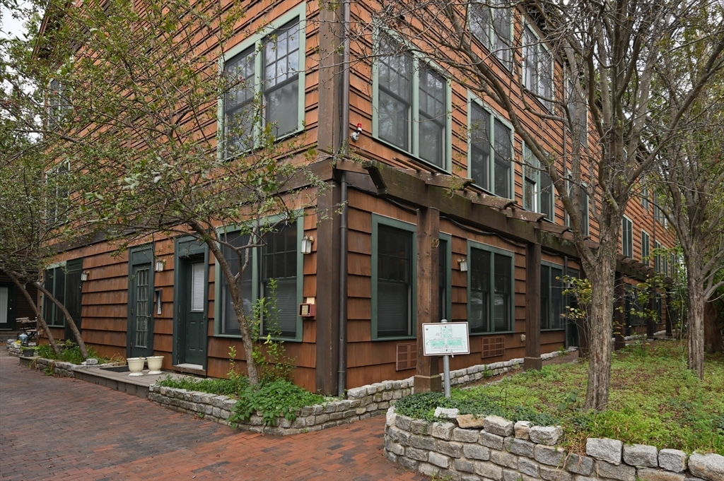 A Gorgeous Corner Condo With 2 Private Entrances