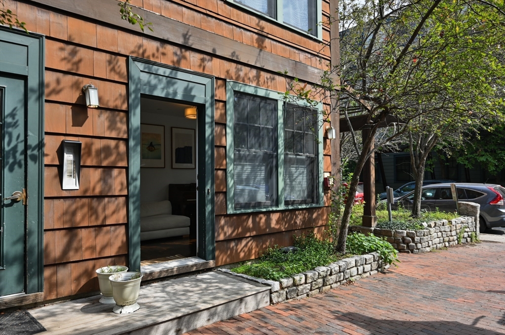 A Gorgeous Corner Condo With 2 Private Entrances