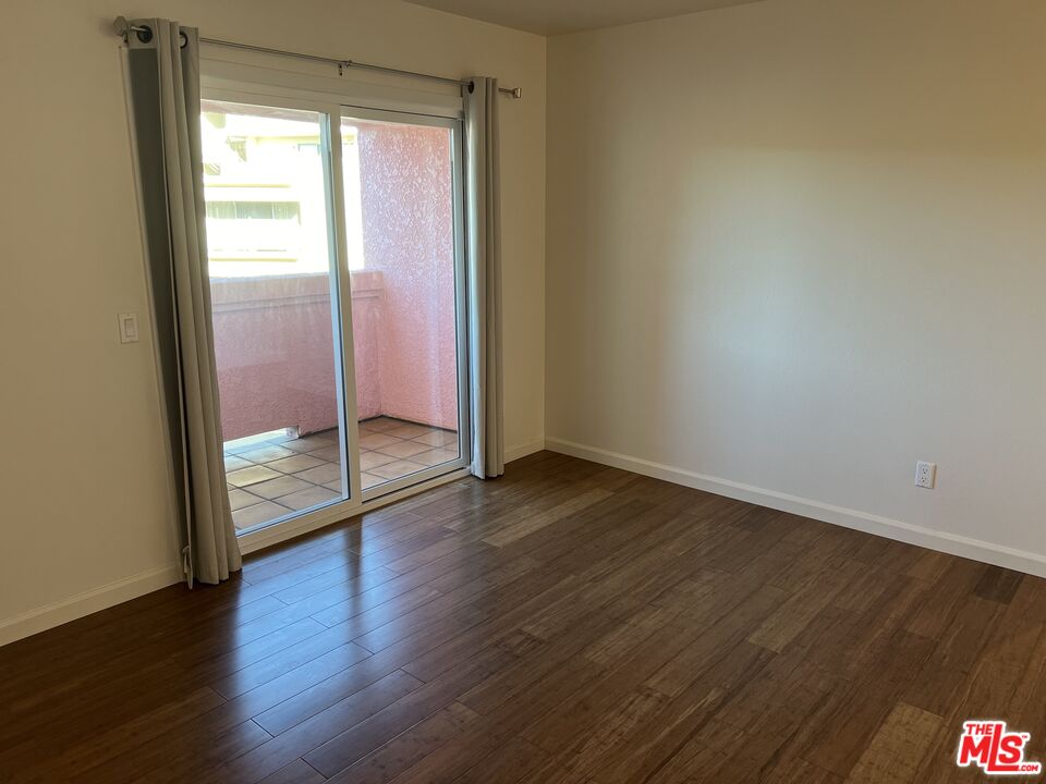4810 S La Brea Ave Unit: 206
