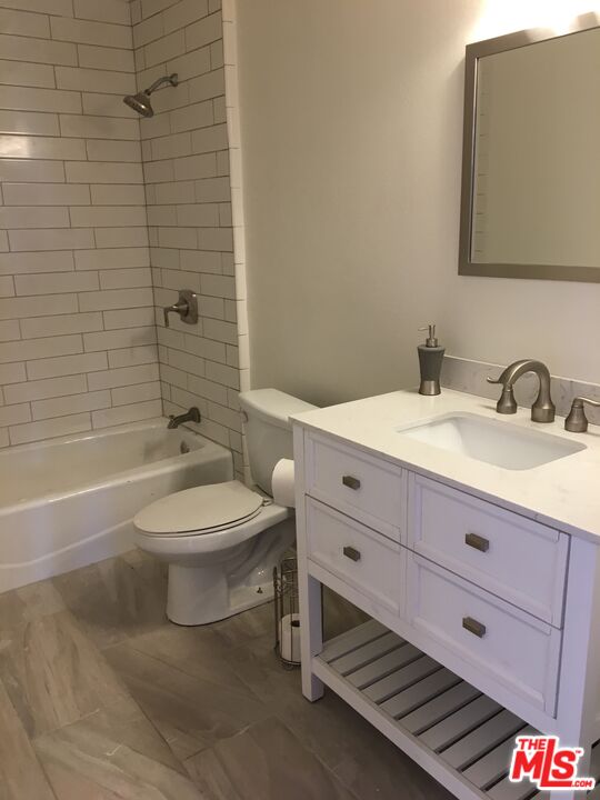 4810 S La Brea Ave Unit: 202