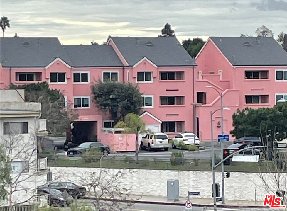 4810 S La Brea Ave Unit: 301