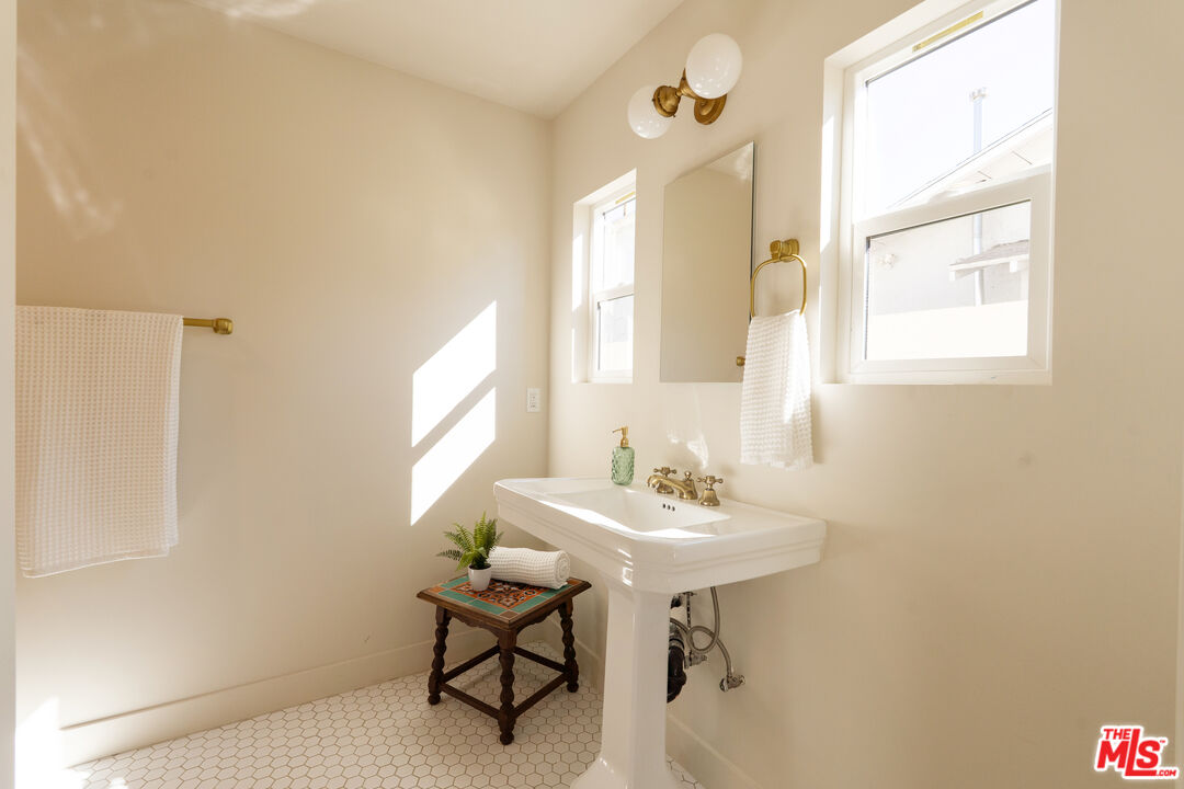 5200 S St Andrews Pl