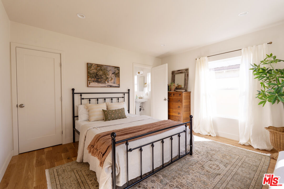 5200 S St Andrews Pl