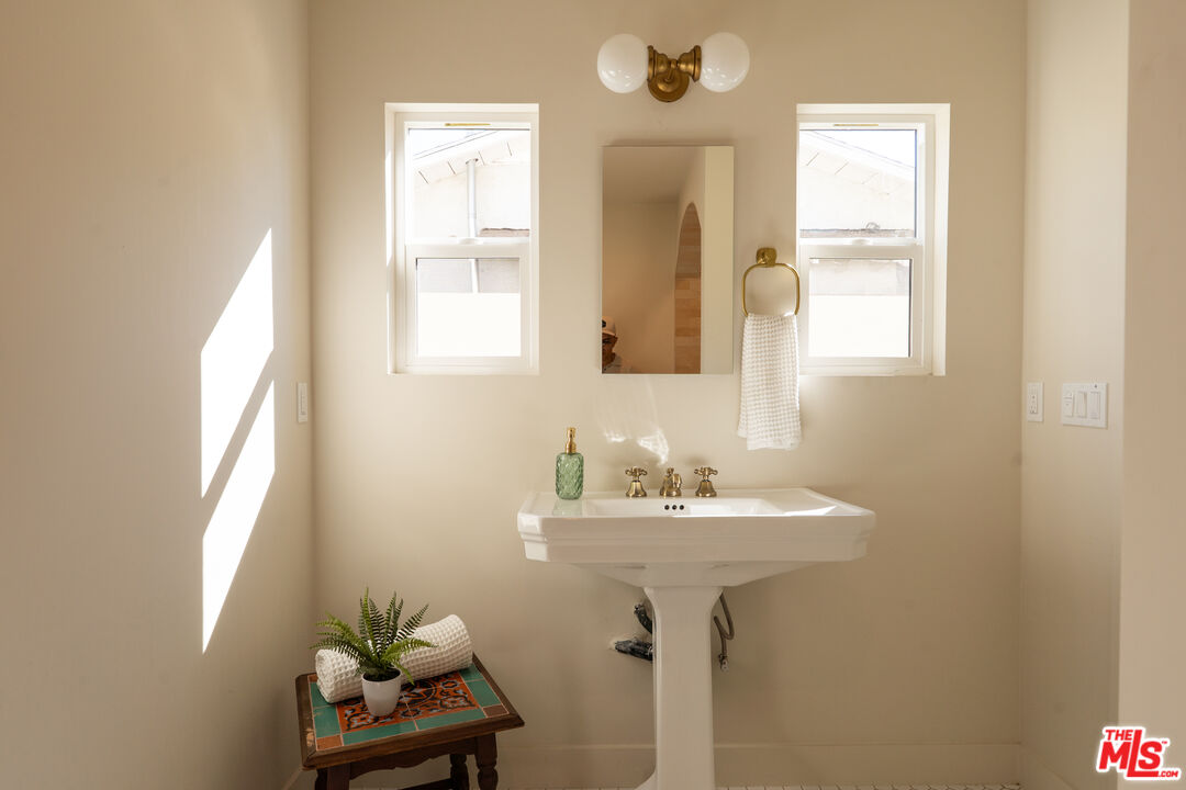 5200 S St Andrews Pl