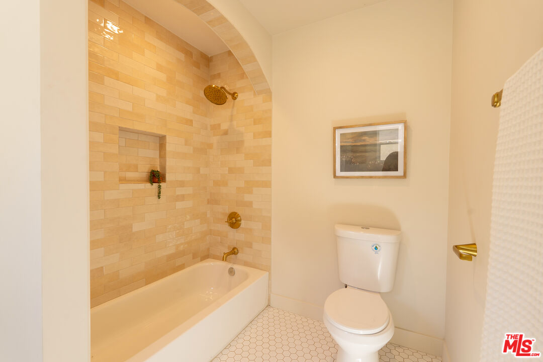 5200 S St Andrews Pl