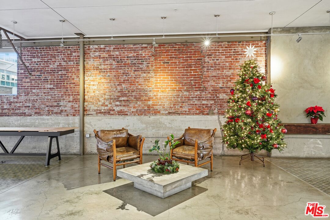 530 S Hewitt St Unit: 533