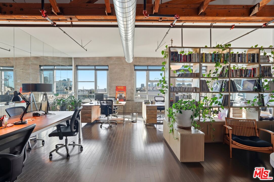 530 S Hewitt St Unit: 533