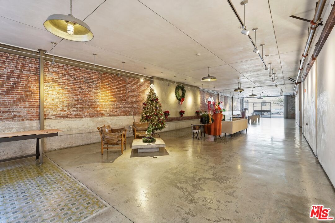 530 S Hewitt St Unit: 533