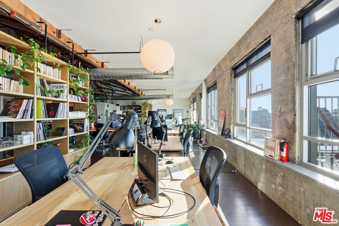 530 S Hewitt St Unit: 533