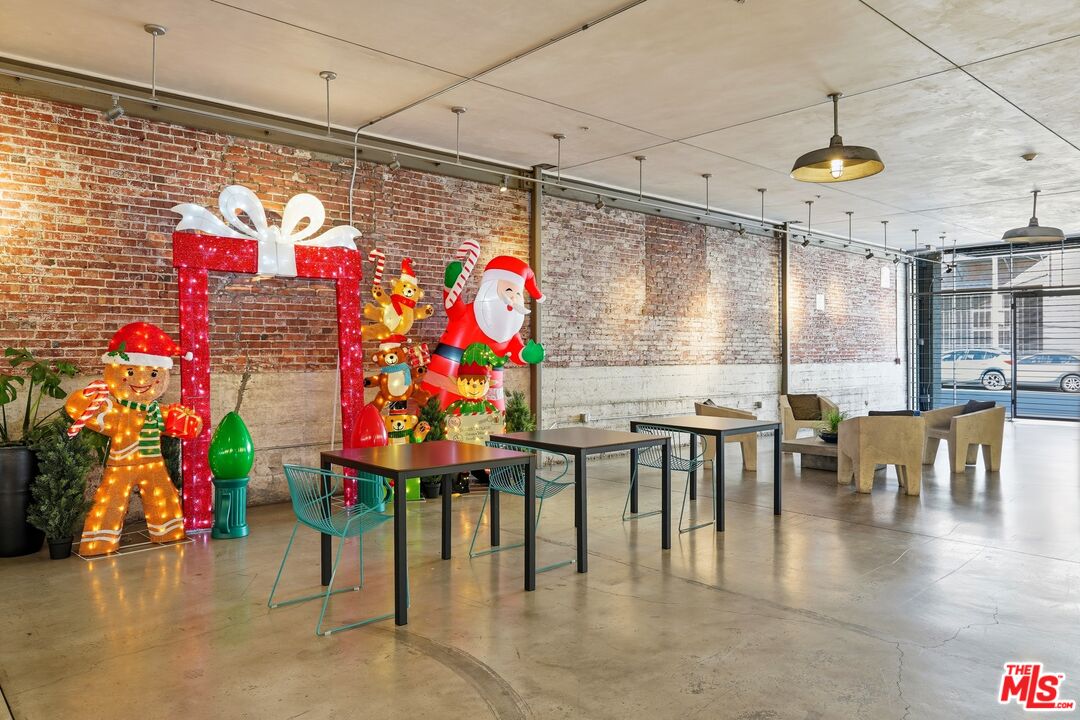 530 S Hewitt St Unit: 533