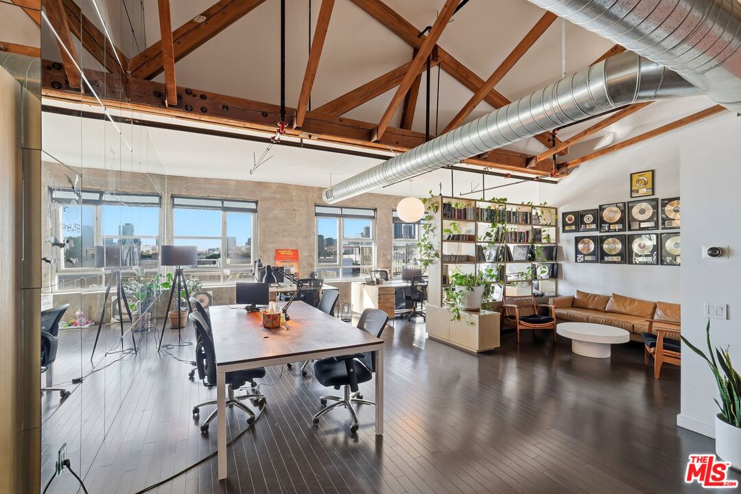 530 S Hewitt St Unit: 533