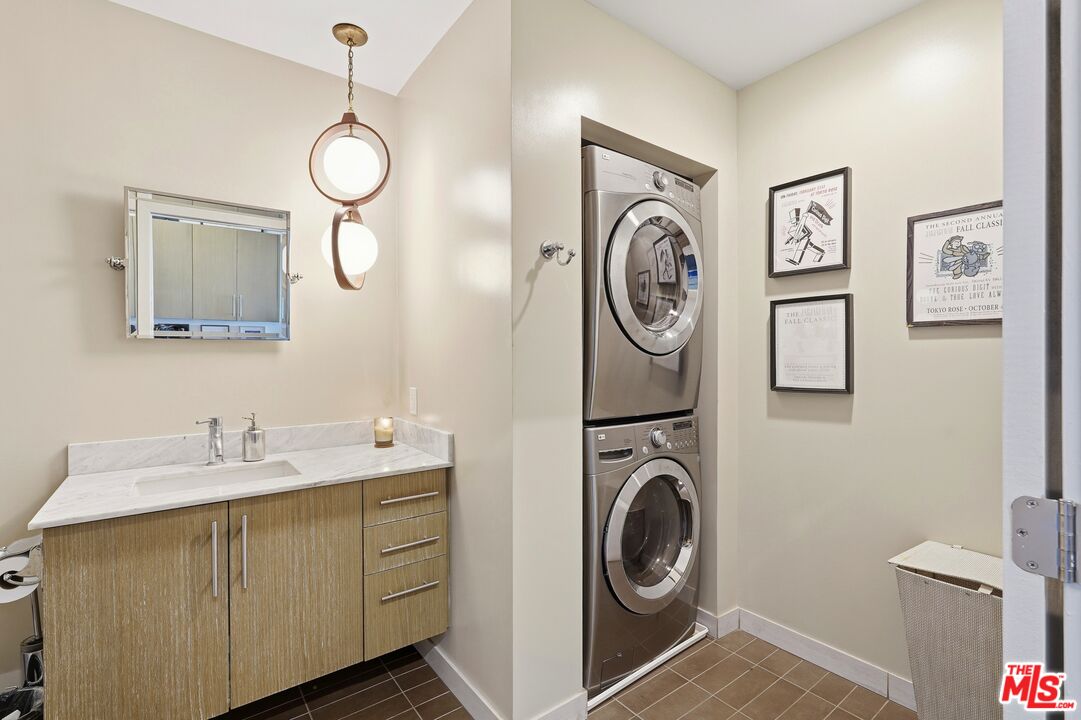 530 S Hewitt St Unit: 533