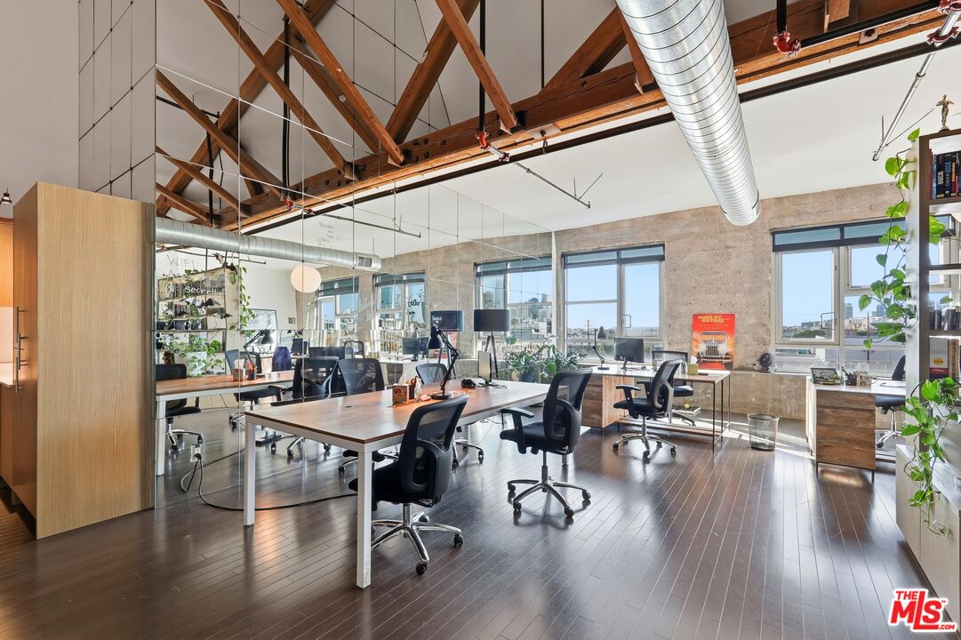 530 S Hewitt St Unit: 533