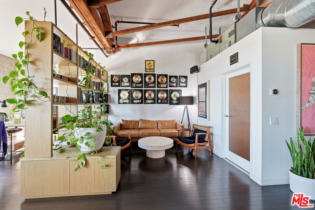 530 S Hewitt St Unit: 533
