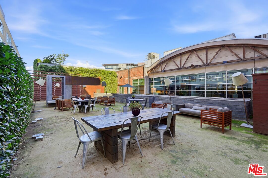 530 S Hewitt St Unit: 533