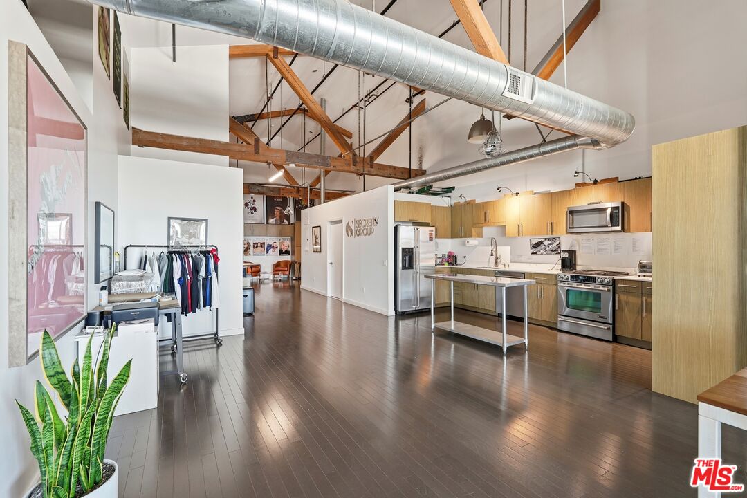 530 S Hewitt St Unit: 533