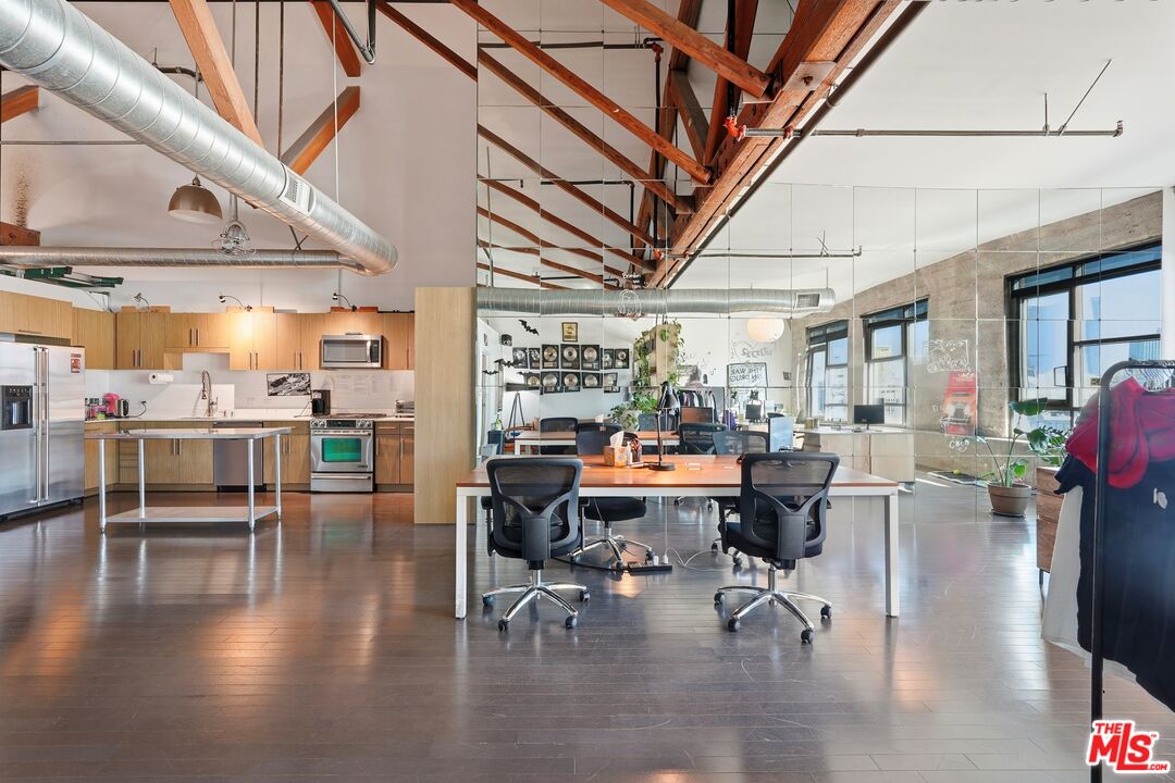 530 S Hewitt St Unit: 533