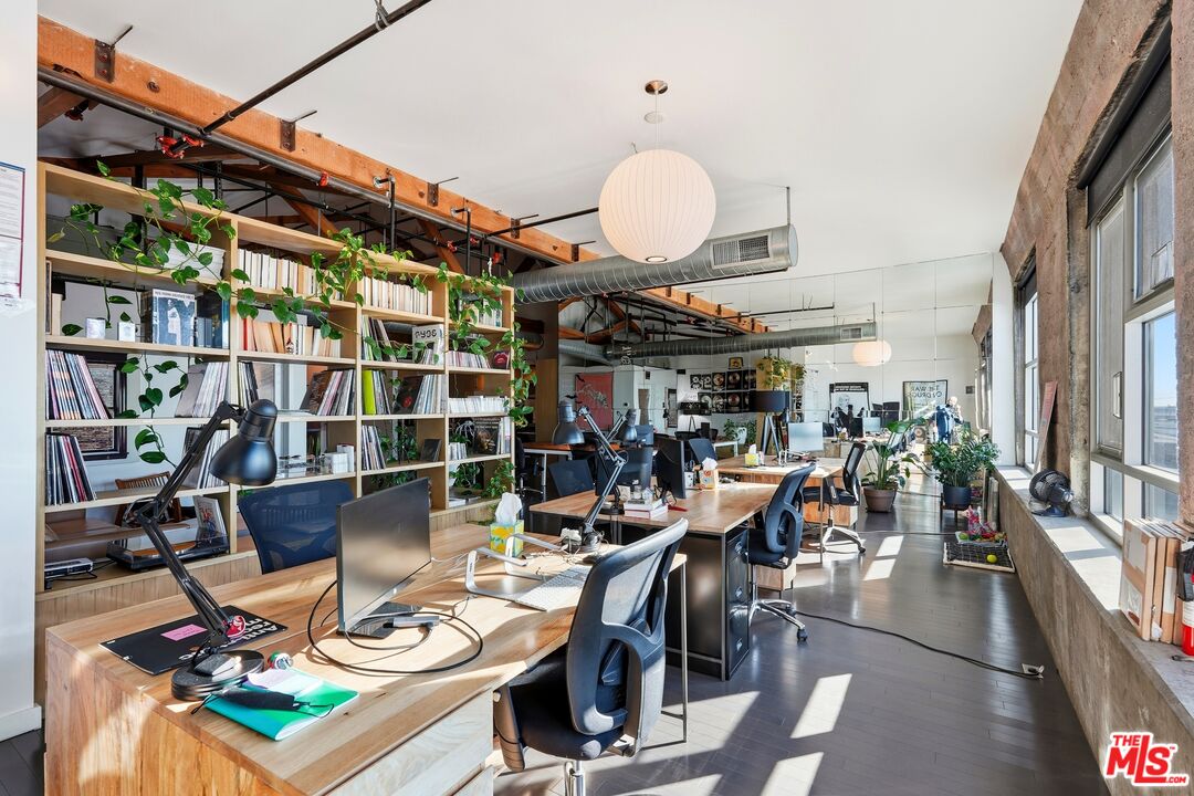 530 S Hewitt St Unit: 533