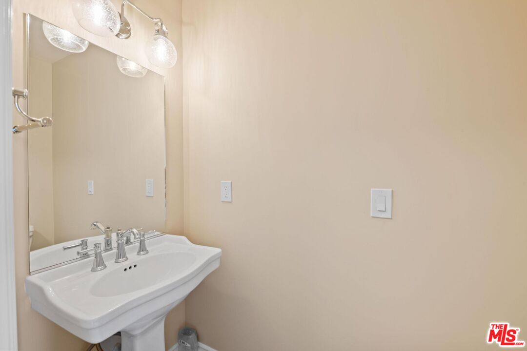 1238 S Bonnie Brae St