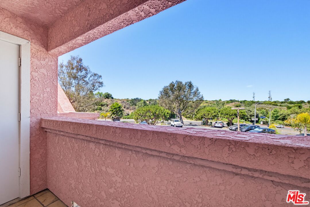 4810 S La Brea Ave Unit: 210