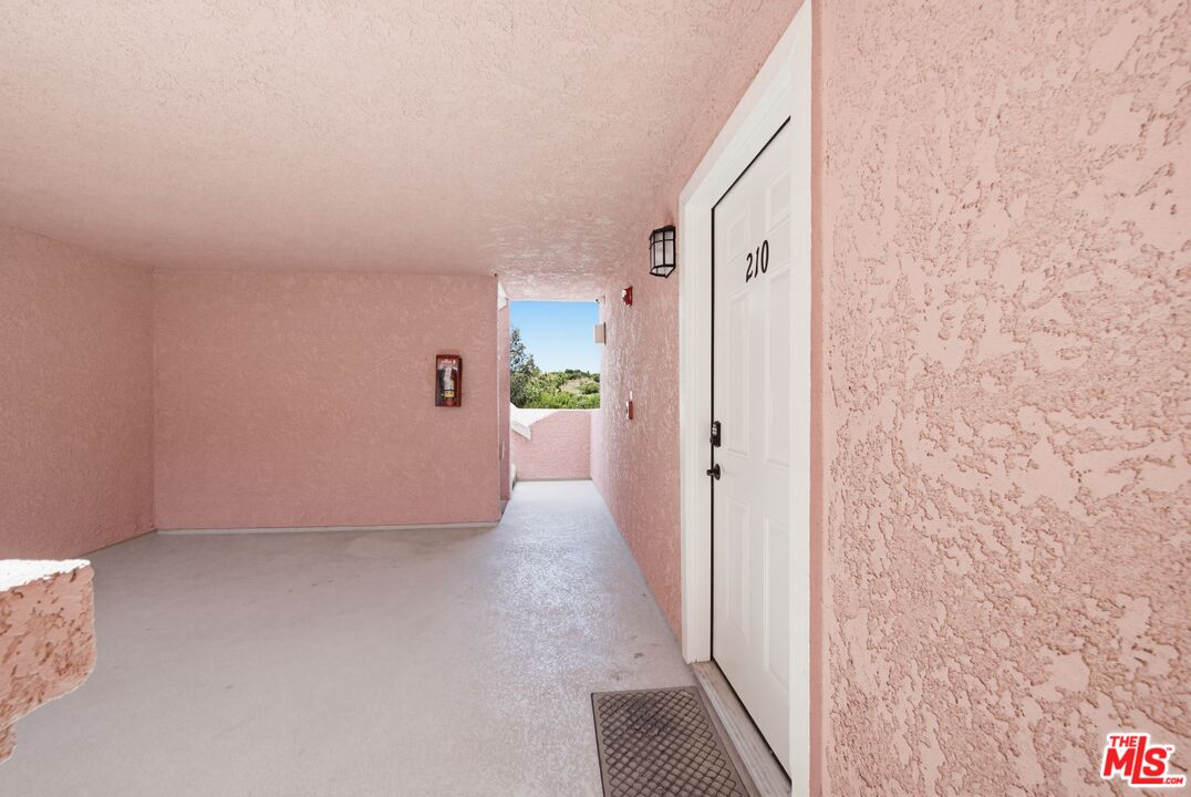 4810 S La Brea Ave Unit: 210