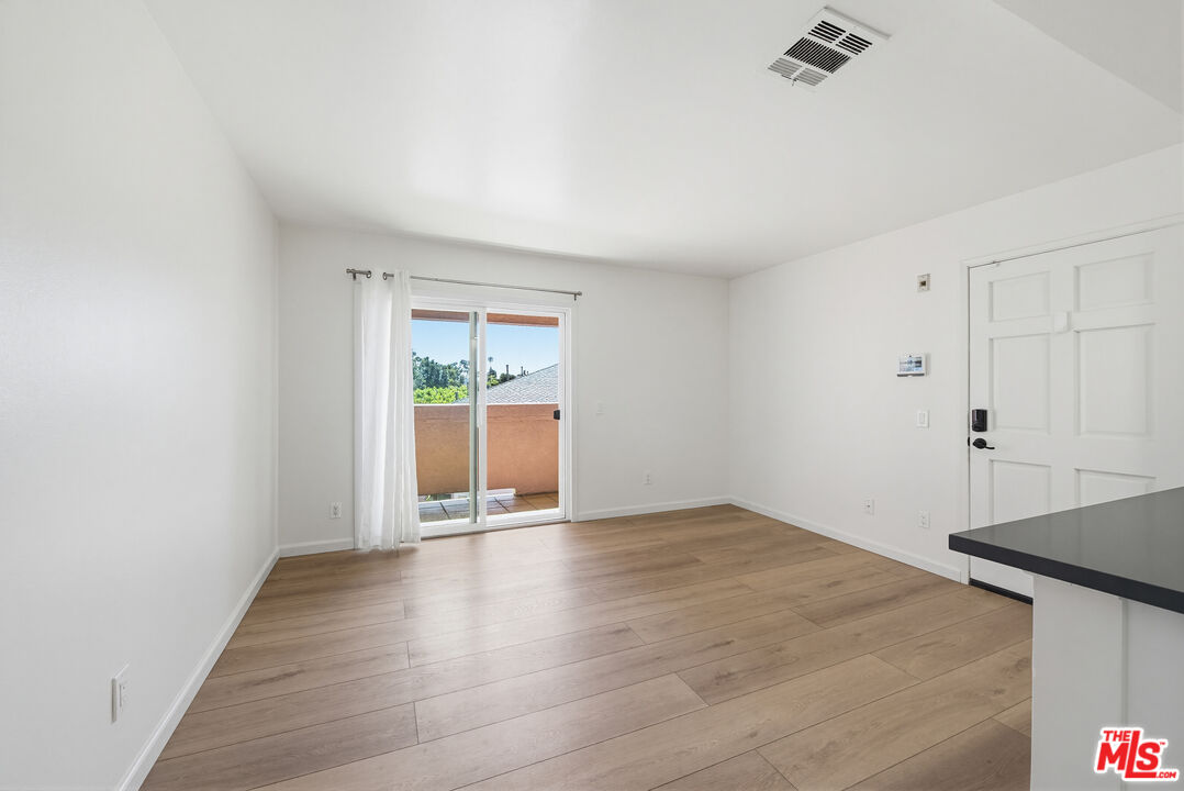 4810 S La Brea Ave Unit: 301