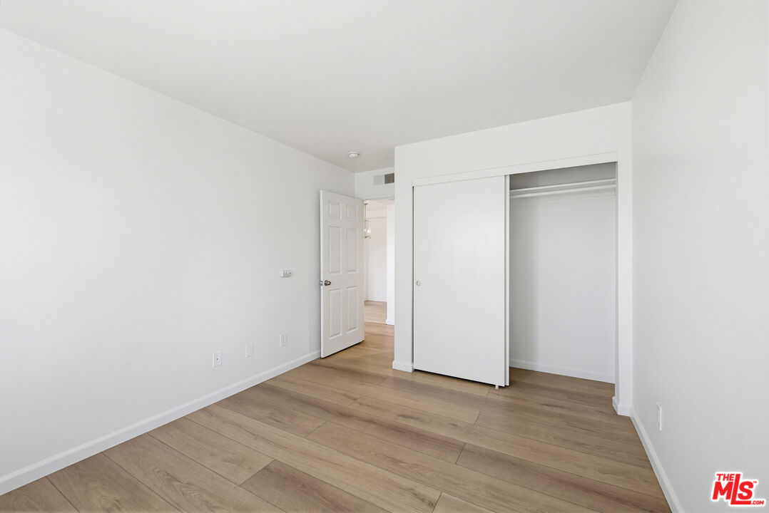 4810 S La Brea Ave Unit: 301