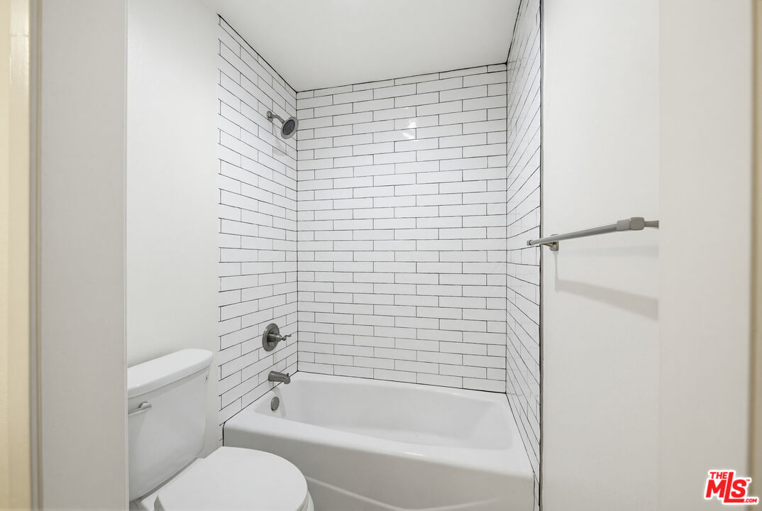 4810 S La Brea Ave Unit: 301