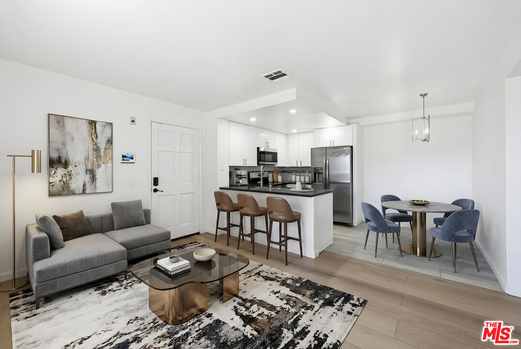 4810 S La Brea Ave Unit: 301