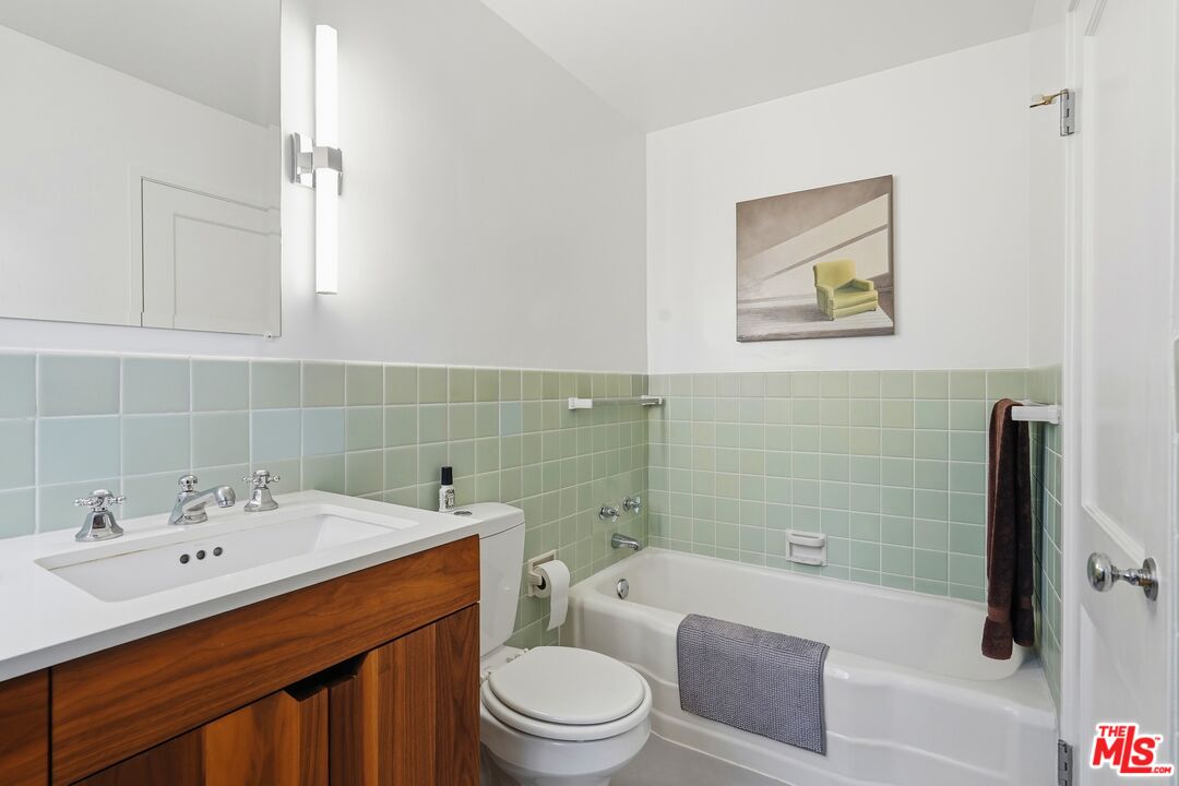5327 Village Grn