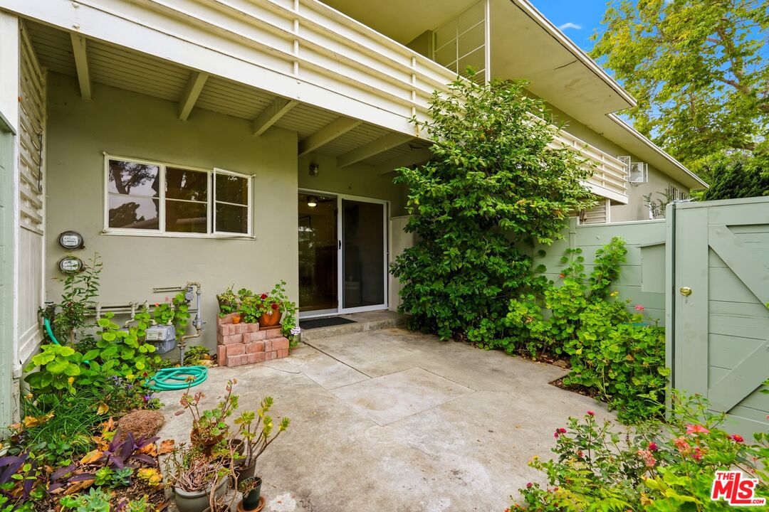 5327 Village Grn